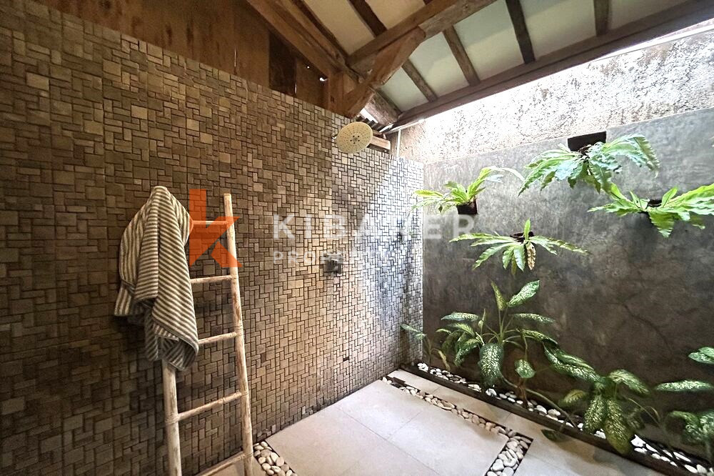 Vila Bergaya Kayu Ruang Tamu Terbuka Dua Kamar Tidur Nyaman Terletak di Kerobokan