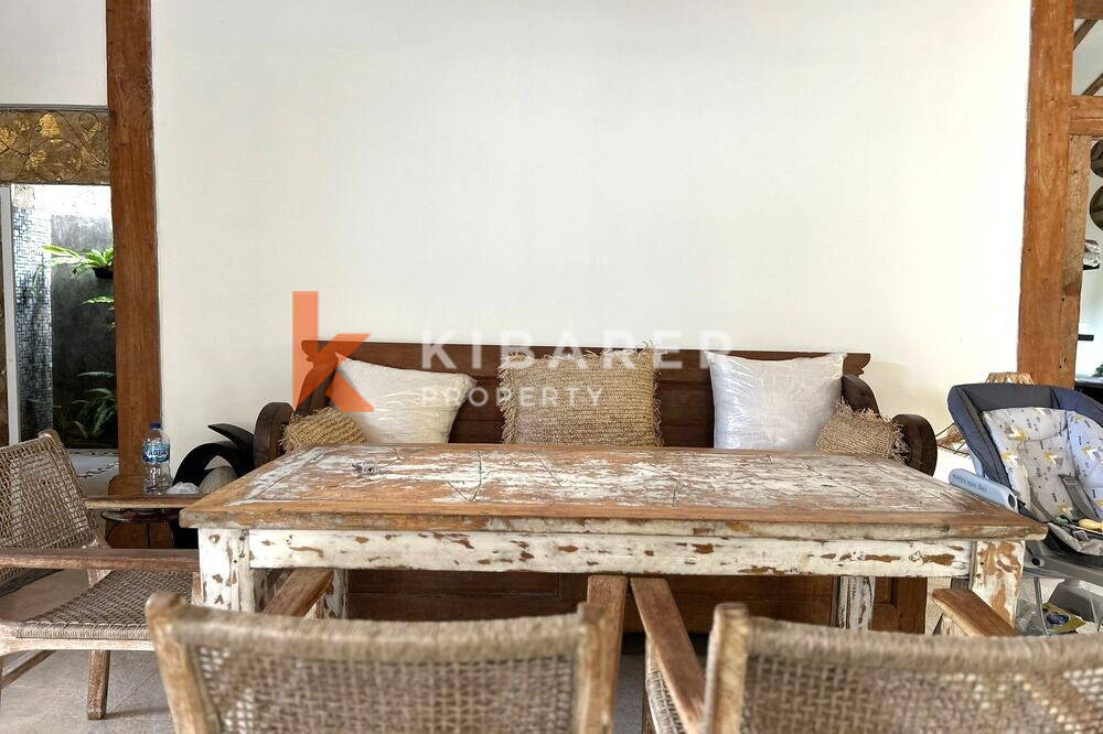 Vila Bergaya Kayu Ruang Tamu Terbuka Dua Kamar Tidur Nyaman Terletak di Kerobokan