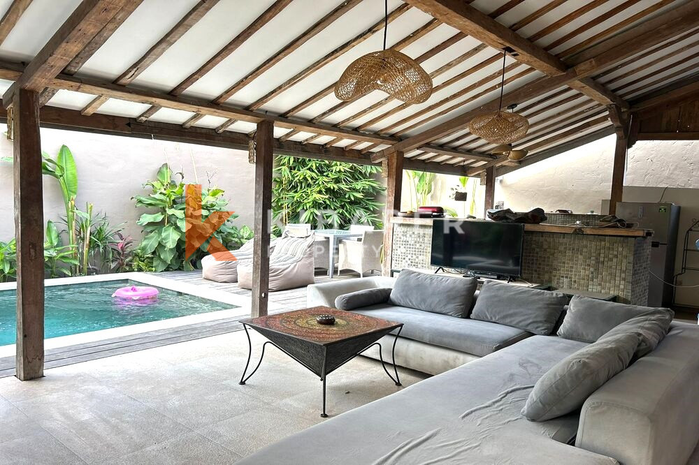 Vila Bergaya Kayu Ruang Tamu Terbuka Dua Kamar Tidur Nyaman Terletak di Kerobokan