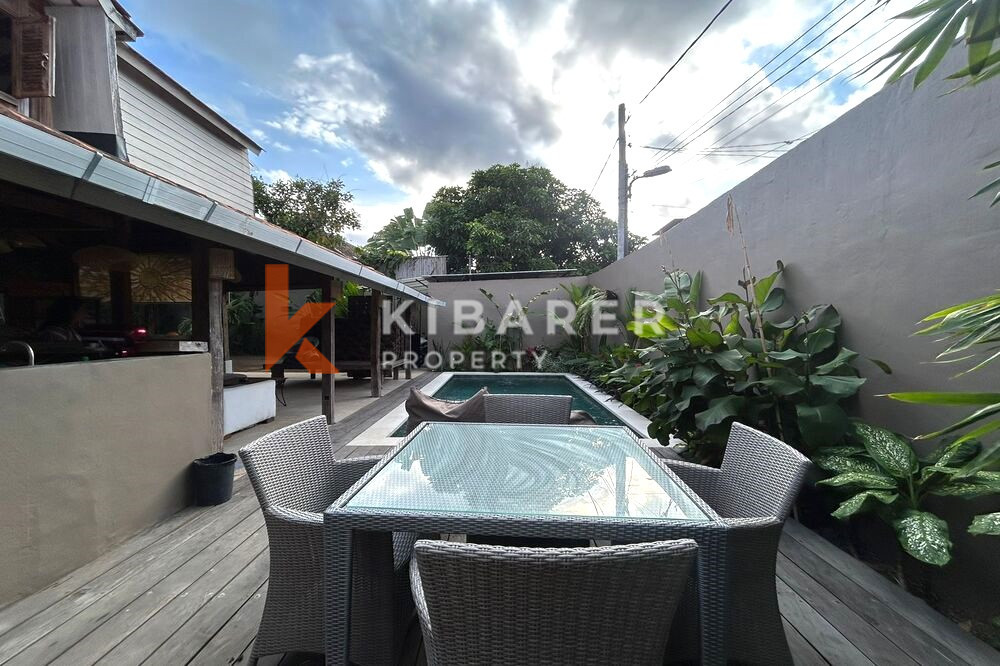 Vila Bergaya Kayu Ruang Tamu Terbuka Dua Kamar Tidur Nyaman Terletak di Kerobokan