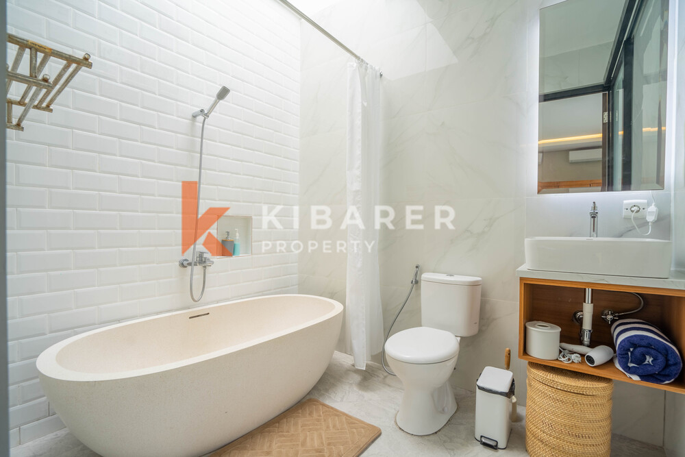 Vila Kontemporer Ruang Tamu Tertutup Tiga Kamar Tidur yang Menakjubkan dengan Jacuzzi di Ungasan