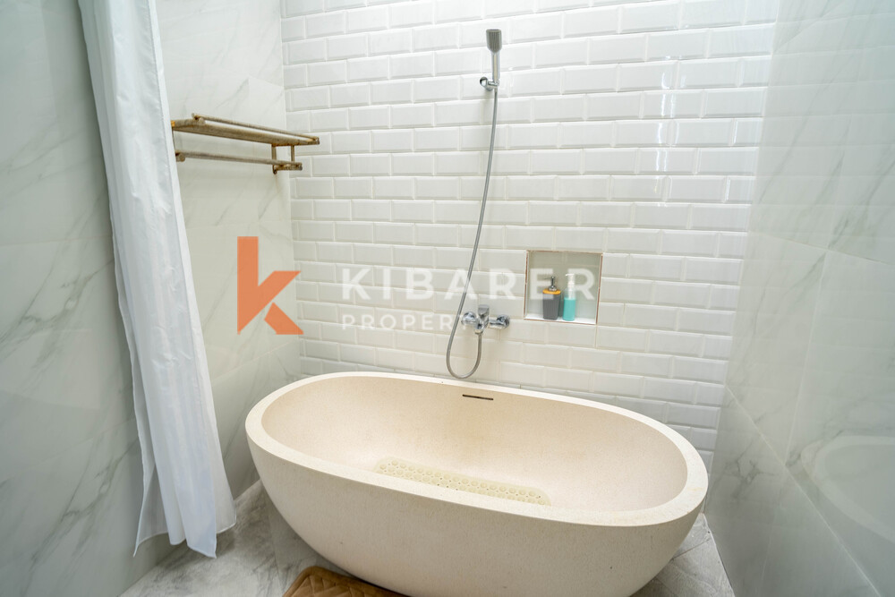 Vila Kontemporer Ruang Tamu Tertutup Tiga Kamar Tidur yang Menakjubkan dengan Jacuzzi di Ungasan
