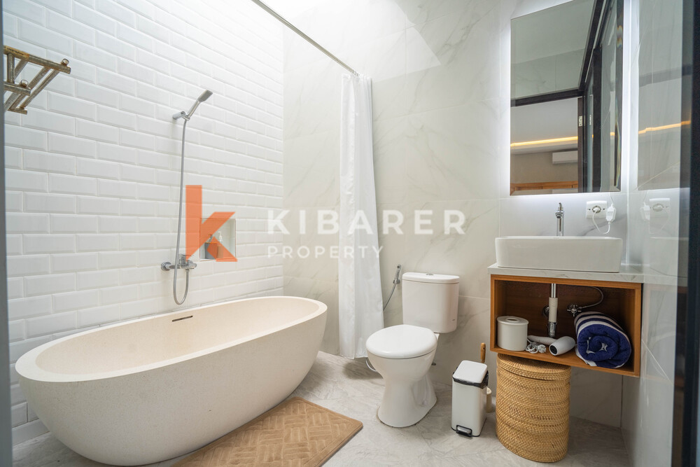 Vila Kontemporer Ruang Tamu Tertutup Tiga Kamar Tidur yang Menakjubkan dengan Jacuzzi di Ungasan