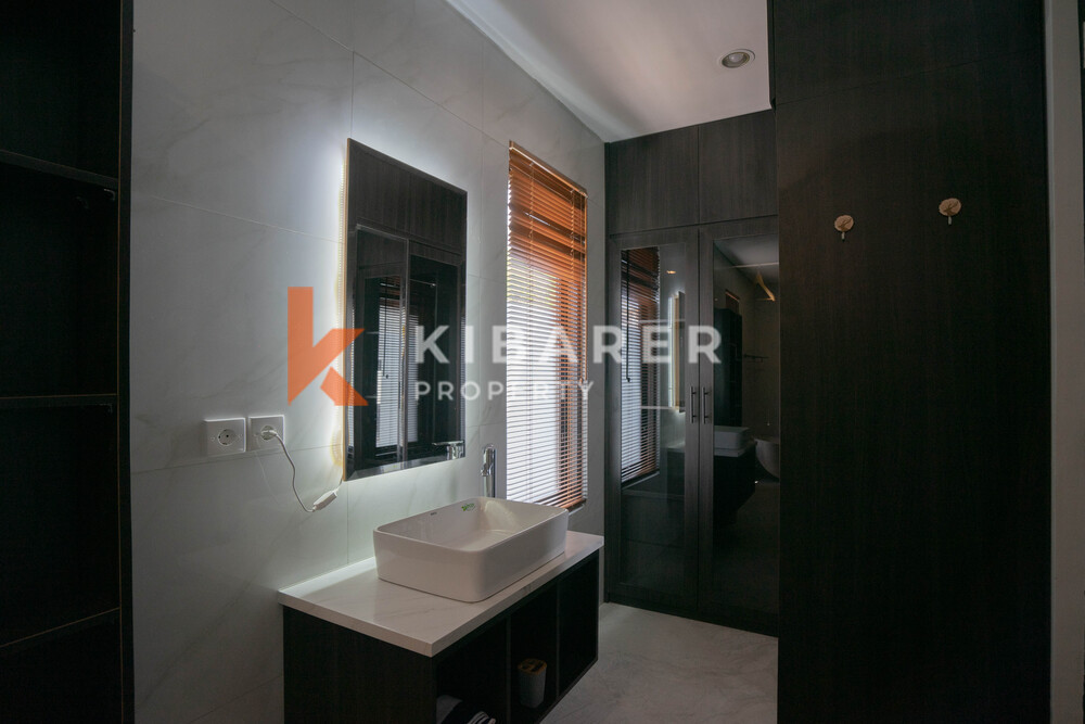 Vila Kontemporer Ruang Tamu Tertutup Tiga Kamar Tidur yang Menakjubkan dengan Jacuzzi di Ungasan