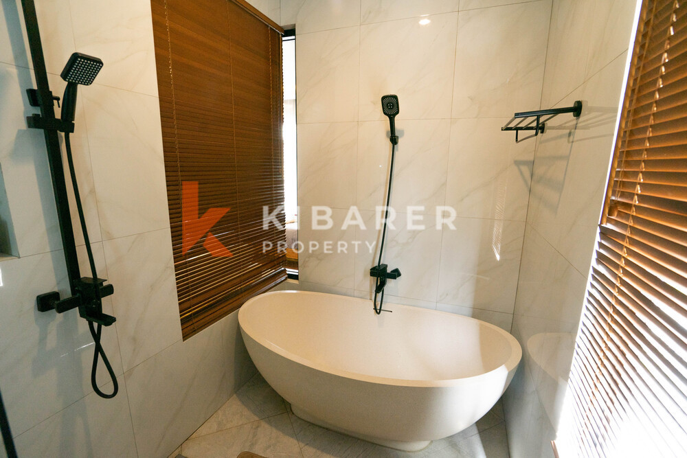 Vila Kontemporer Ruang Tamu Tertutup Tiga Kamar Tidur yang Menakjubkan dengan Jacuzzi di Ungasan