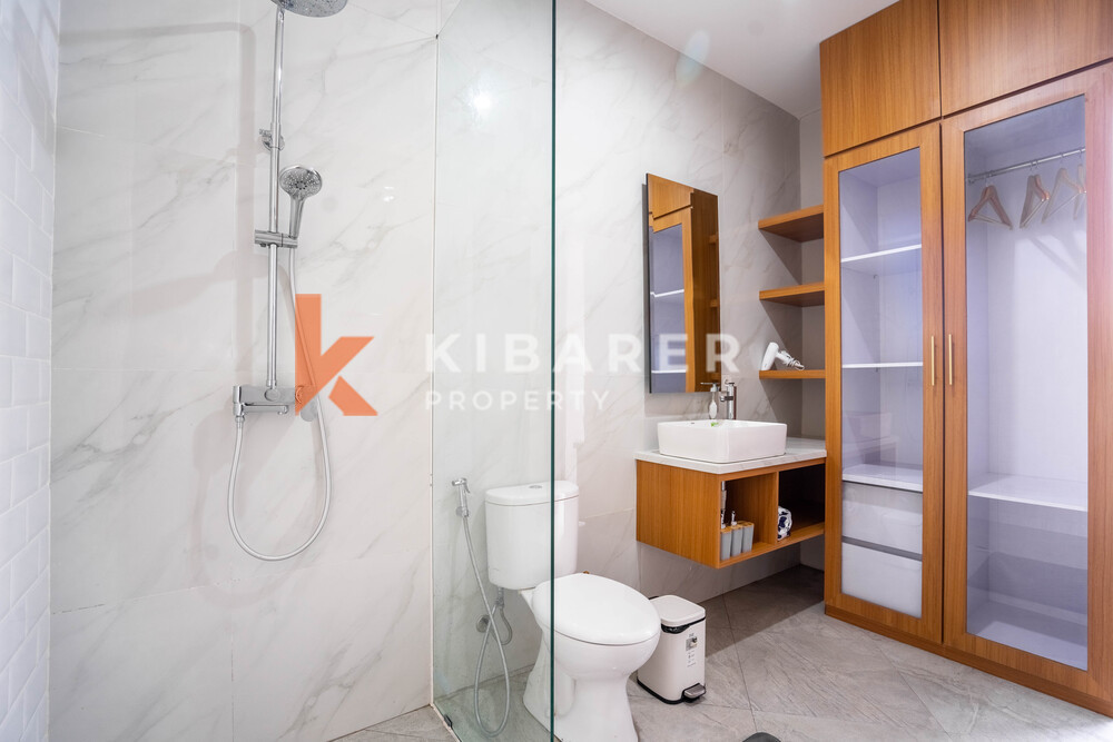 Vila Kontemporer Ruang Tamu Tertutup Tiga Kamar Tidur yang Menakjubkan dengan Jacuzzi di Ungasan