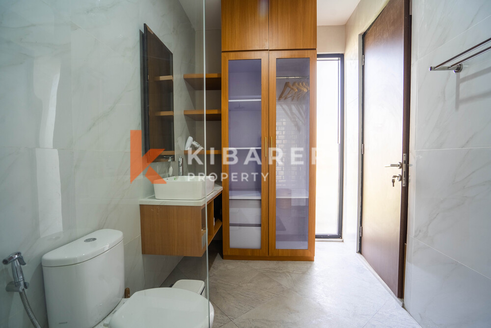 Vila Kontemporer Ruang Tamu Tertutup Tiga Kamar Tidur yang Menakjubkan dengan Jacuzzi di Ungasan