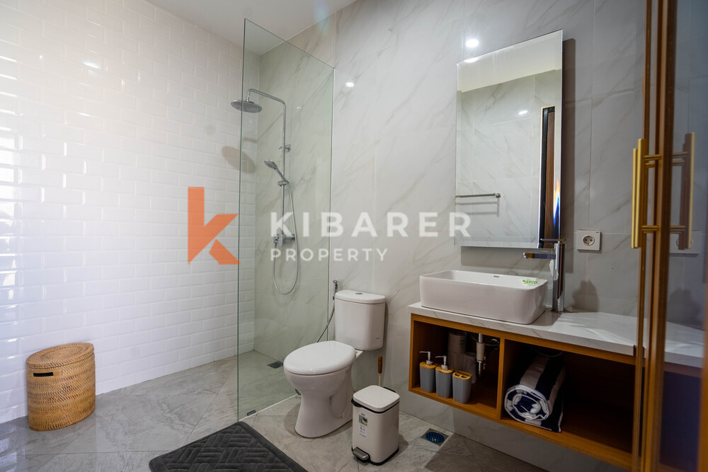 Vila Kontemporer Ruang Tamu Tertutup Tiga Kamar Tidur yang Menakjubkan dengan Jacuzzi di Ungasan