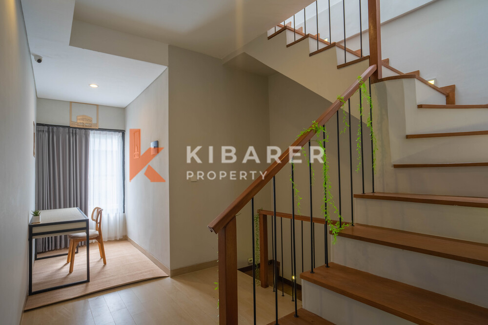 Vila Kontemporer Ruang Tamu Tertutup Tiga Kamar Tidur yang Menakjubkan dengan Jacuzzi di Ungasan