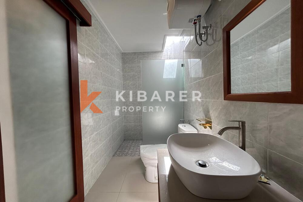 Vila Ruang Tamu Terbuka Dua Kamar Tidur yang Menyenangkan Terletak di Canggu