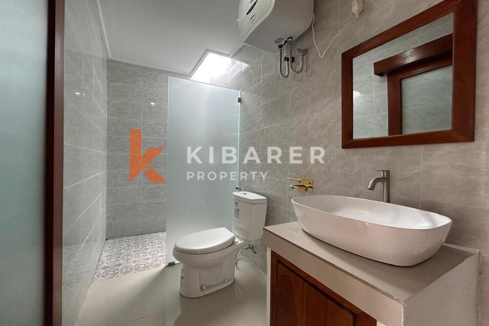 Vila Ruang Tamu Terbuka Dua Kamar Tidur yang Menyenangkan Terletak di Canggu