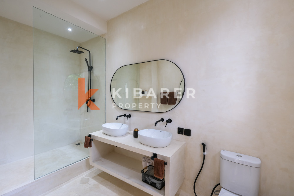 Villa de luxe de quatre chambres avec sauna à louer à Pererenan