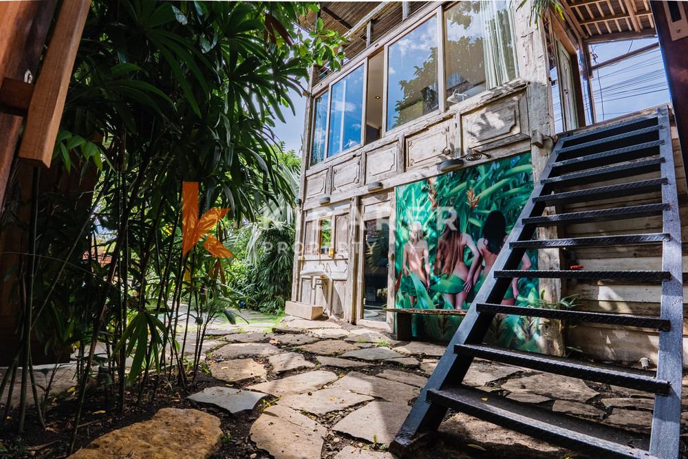 Villa en bois de trois chambres confort contemporain avec salon fermé au cœur de Canggu