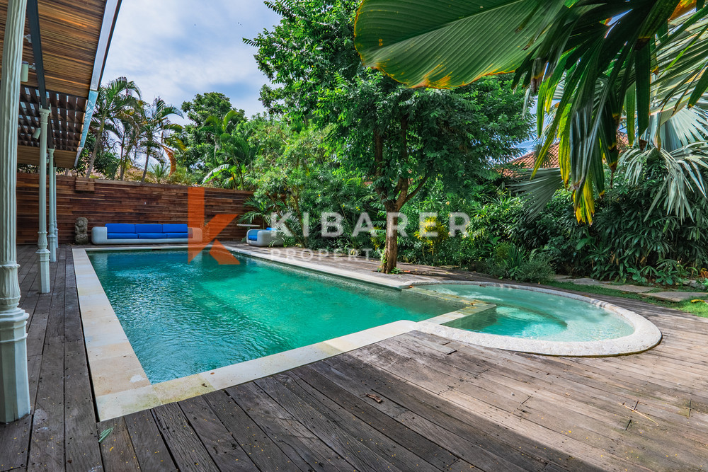 Villa en bois de trois chambres confort contemporain avec salon fermé au cœur de Canggu