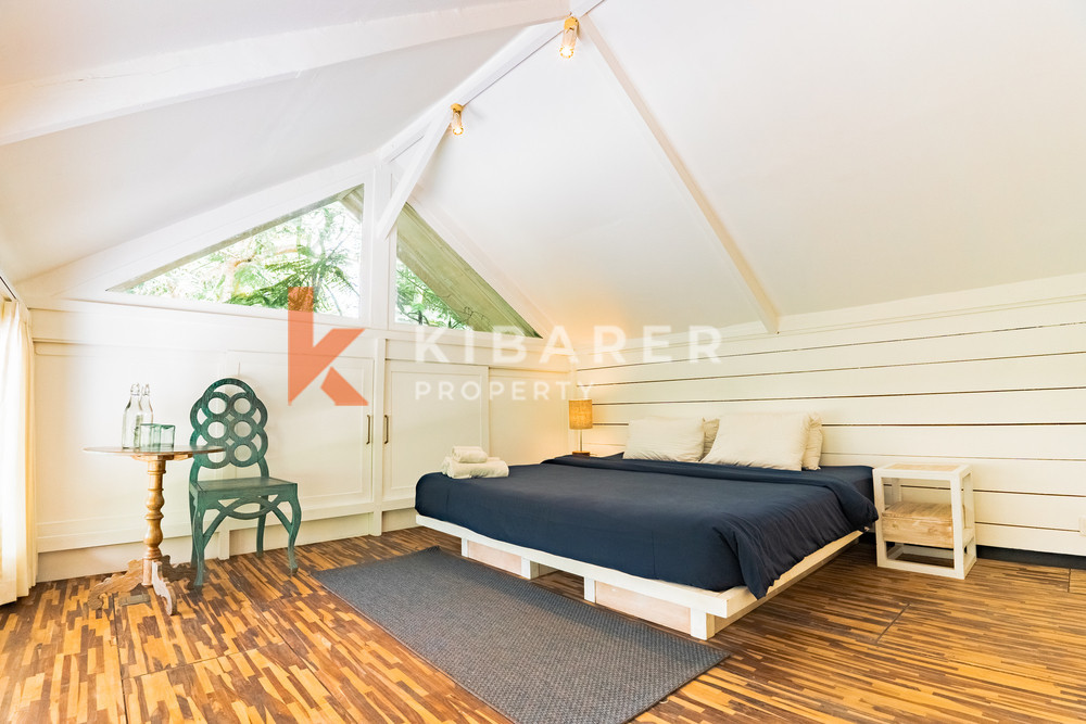 Villa en bois de trois chambres confort contemporain avec salon fermé au cœur de Canggu