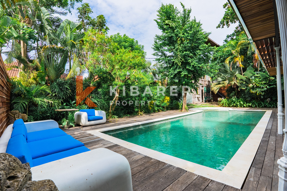 Villa en bois de trois chambres confort contemporain avec salon fermé au cœur de Canggu