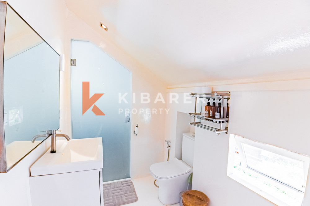 Villa en bois de trois chambres confort contemporain avec salon fermé au cœur de Canggu