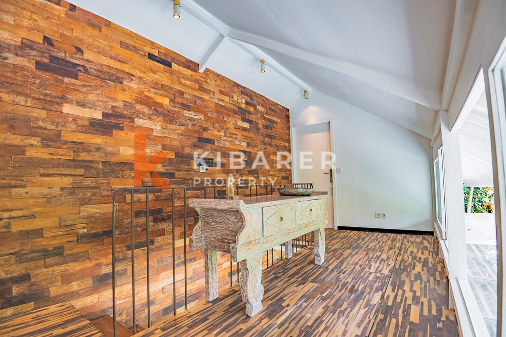 Villa en bois de trois chambres confort contemporain avec salon fermé au cœur de Canggu