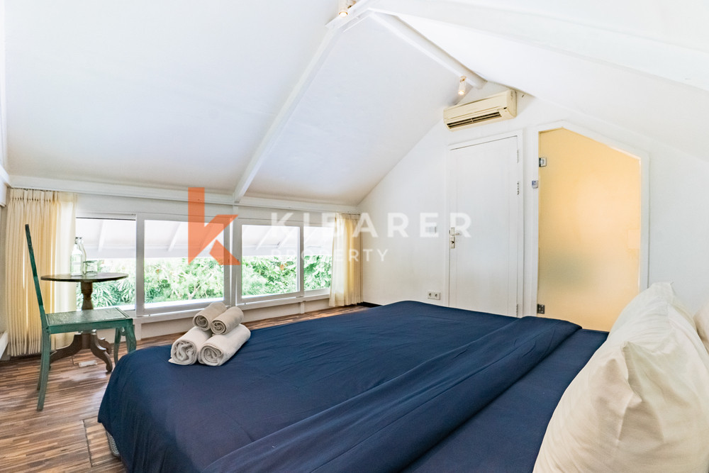 Villa en bois de trois chambres confort contemporain avec salon fermé au cœur de Canggu