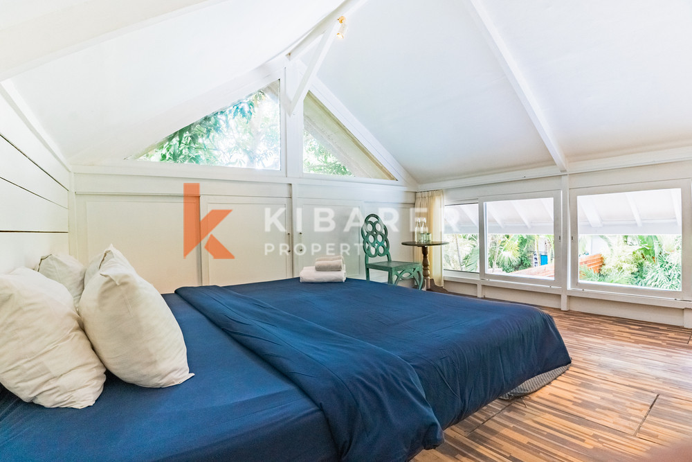 Villa en bois de trois chambres confort contemporain avec salon fermé au cœur de Canggu