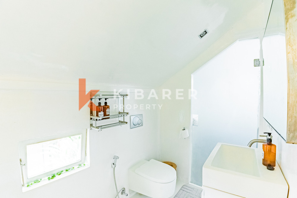 Villa en bois de trois chambres confort contemporain avec salon fermé au cœur de Canggu