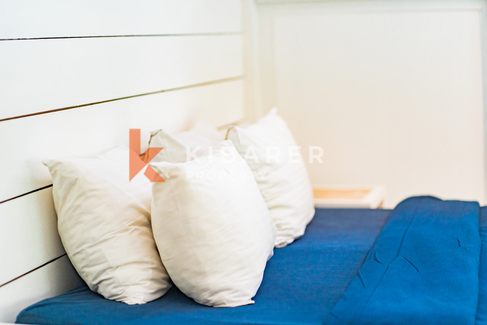 Villa en bois de trois chambres confort contemporain avec salon fermé au cœur de Canggu