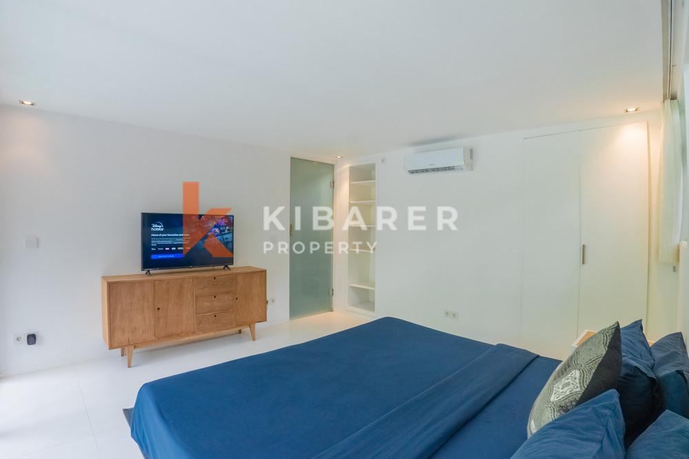 Villa en bois de trois chambres confort contemporain avec salon fermé au cœur de Canggu