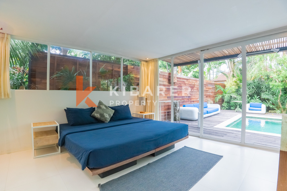 Villa en bois de trois chambres confort contemporain avec salon fermé au cœur de Canggu