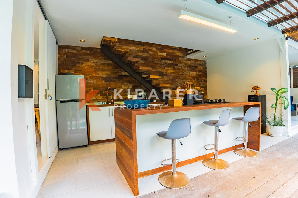 Villa en bois de trois chambres confort contemporain avec salon fermé au cœur de Canggu