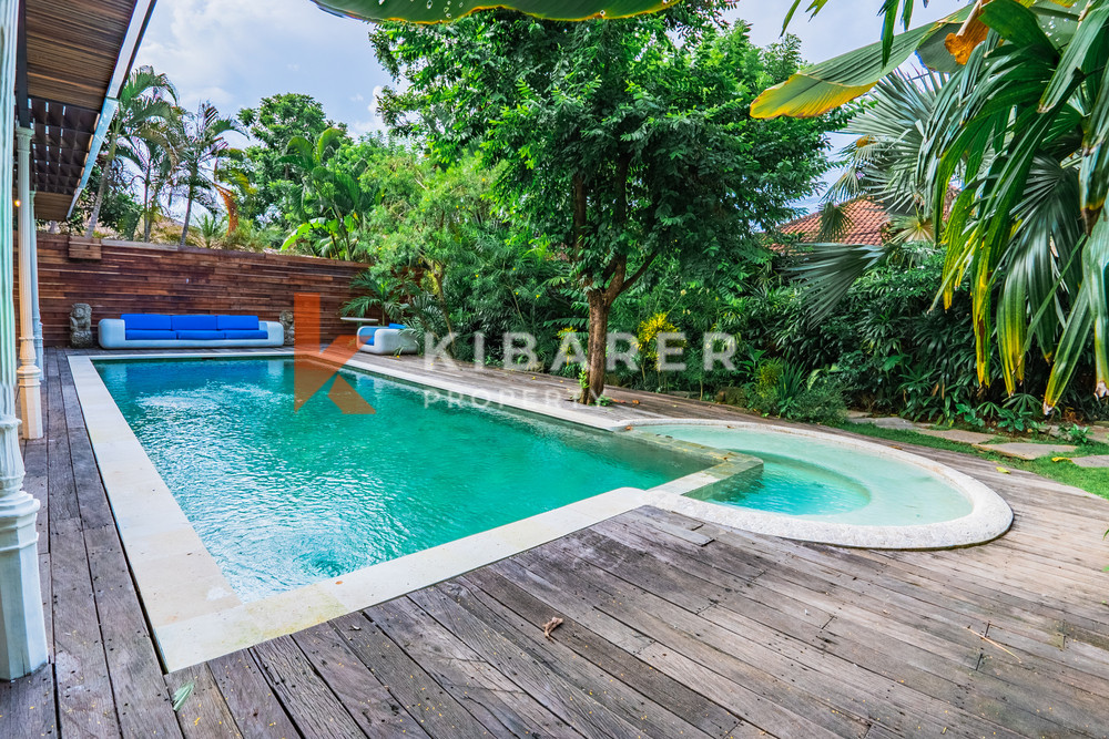 Villa en bois de trois chambres confort contemporain avec salon fermé au cœur de Canggu