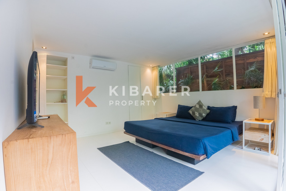 Villa en bois de trois chambres confort contemporain avec salon fermé au cœur de Canggu