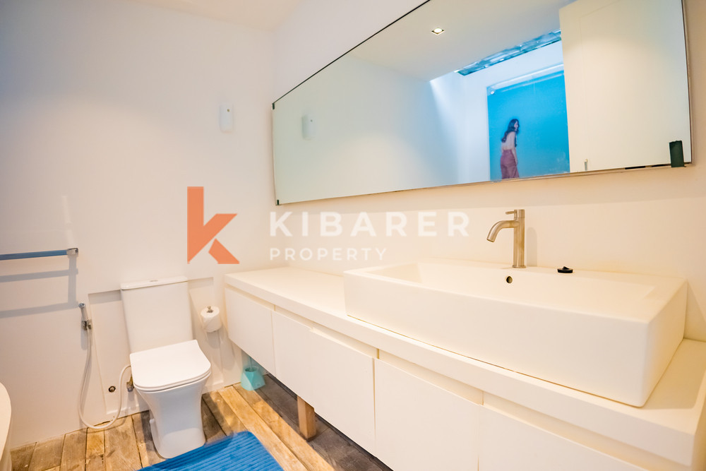 Villa en bois de trois chambres confort contemporain avec salon fermé au cœur de Canggu