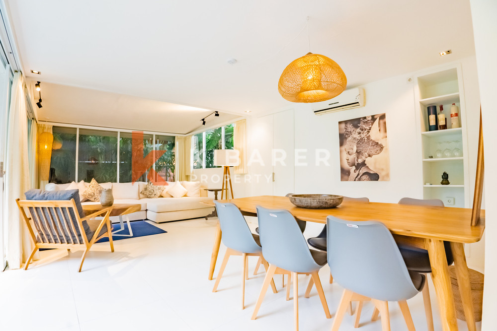 Villa en bois de trois chambres confort contemporain avec salon fermé au cœur de Canggu