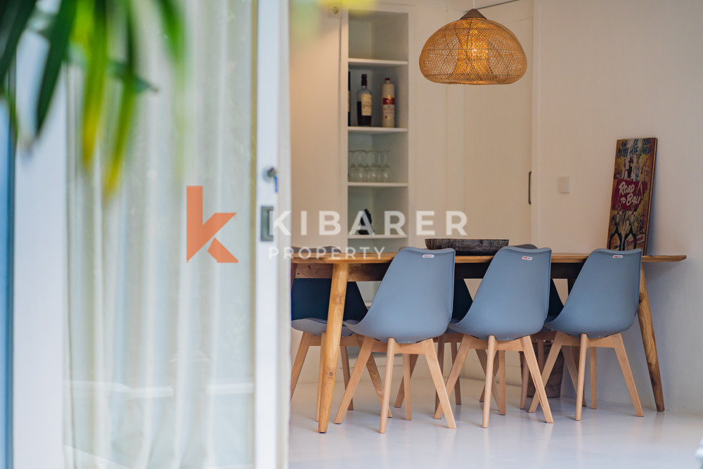 Villa en bois de trois chambres confort contemporain avec salon fermé au cœur de Canggu