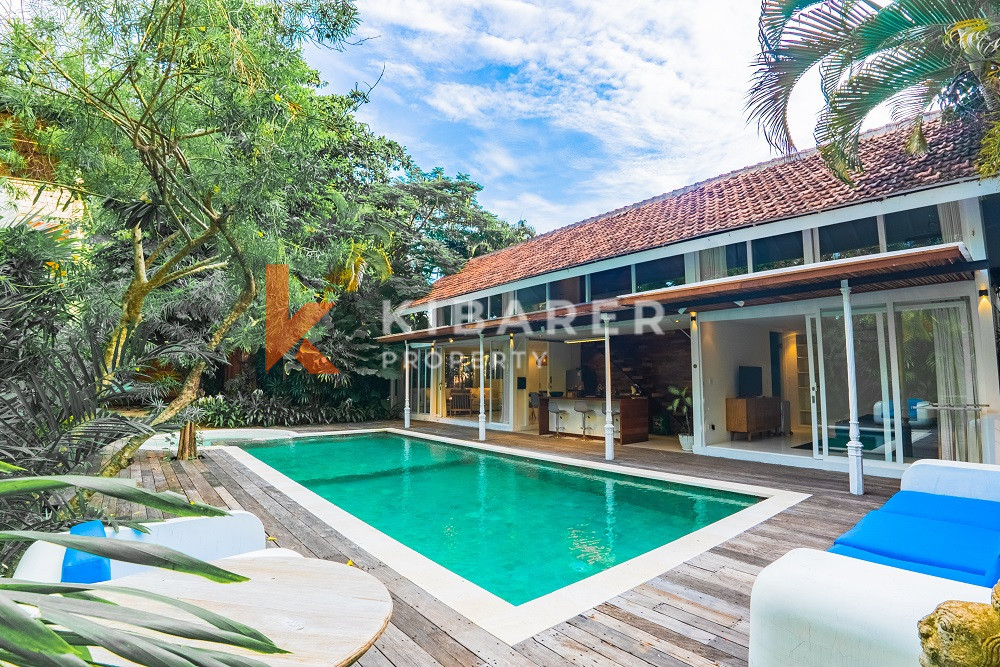Villa en bois de trois chambres confort contemporain avec salon fermé au cœur de Canggu