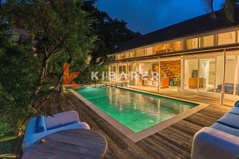 Villa en bois de trois chambres confort contemporain avec salon fermé au cœur de Canggu