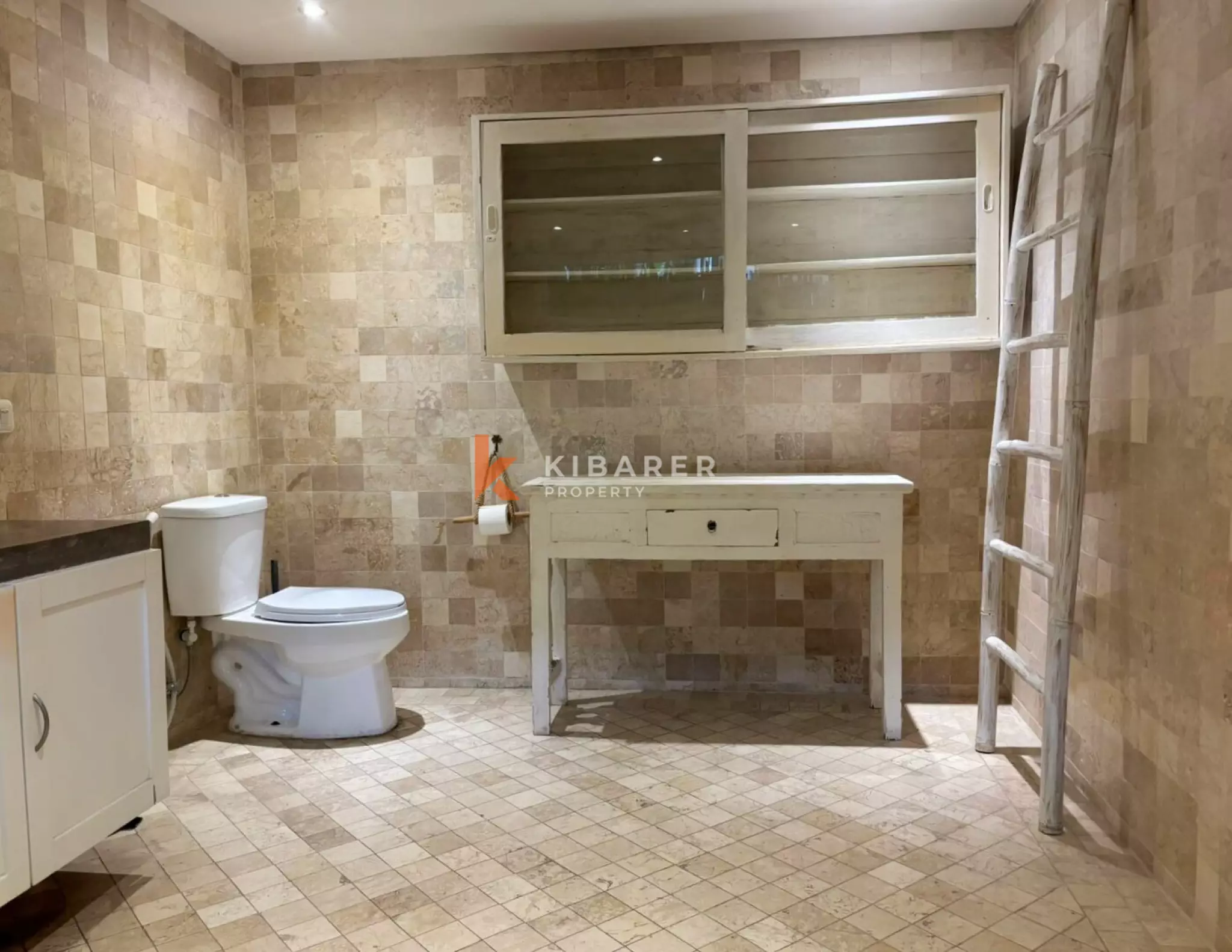 Villa élégante de quatre chambres à coucher, idéale pour la vie de famille à Berawa