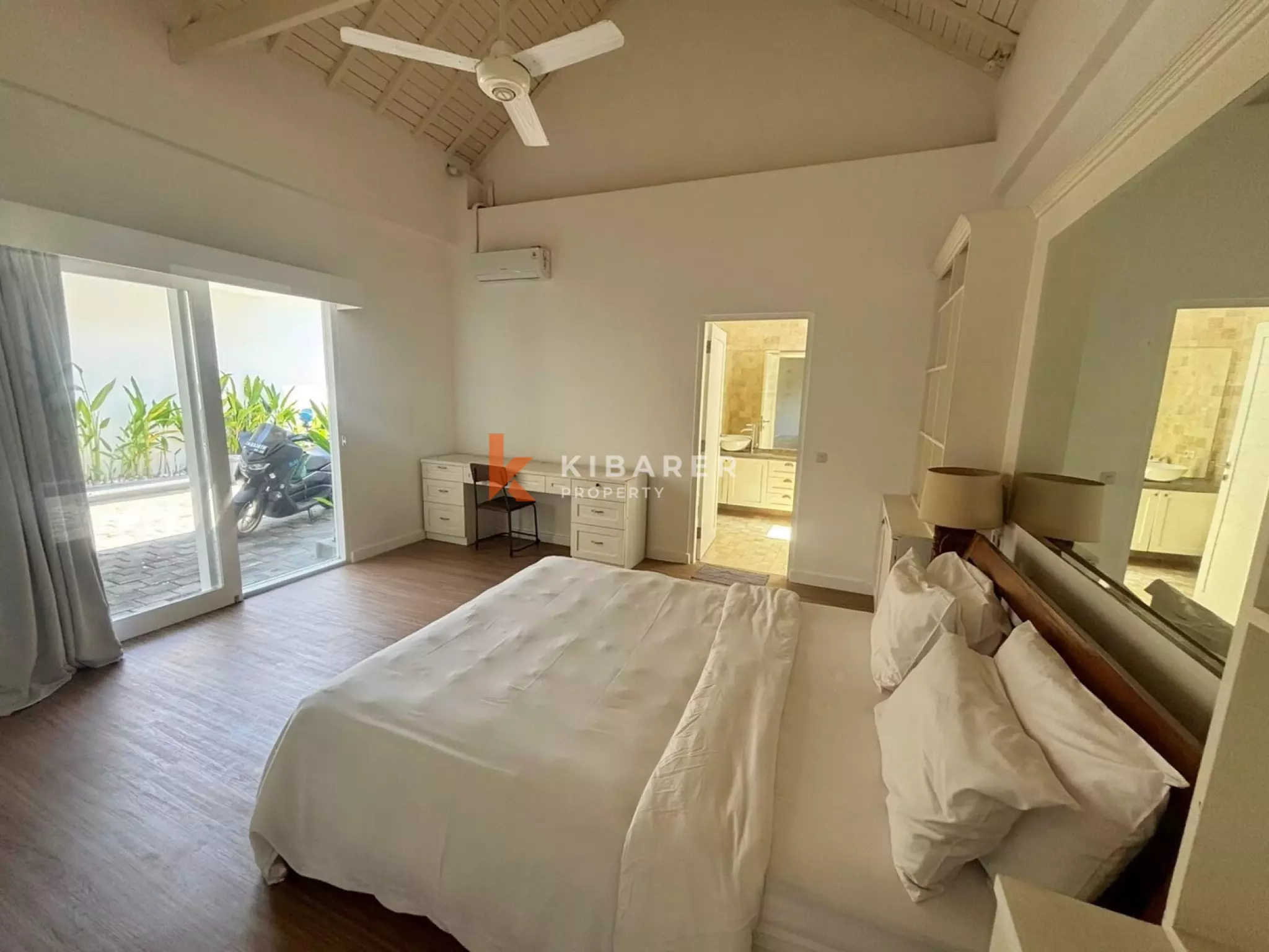 Villa élégante de quatre chambres à coucher, idéale pour la vie de famille à Berawa