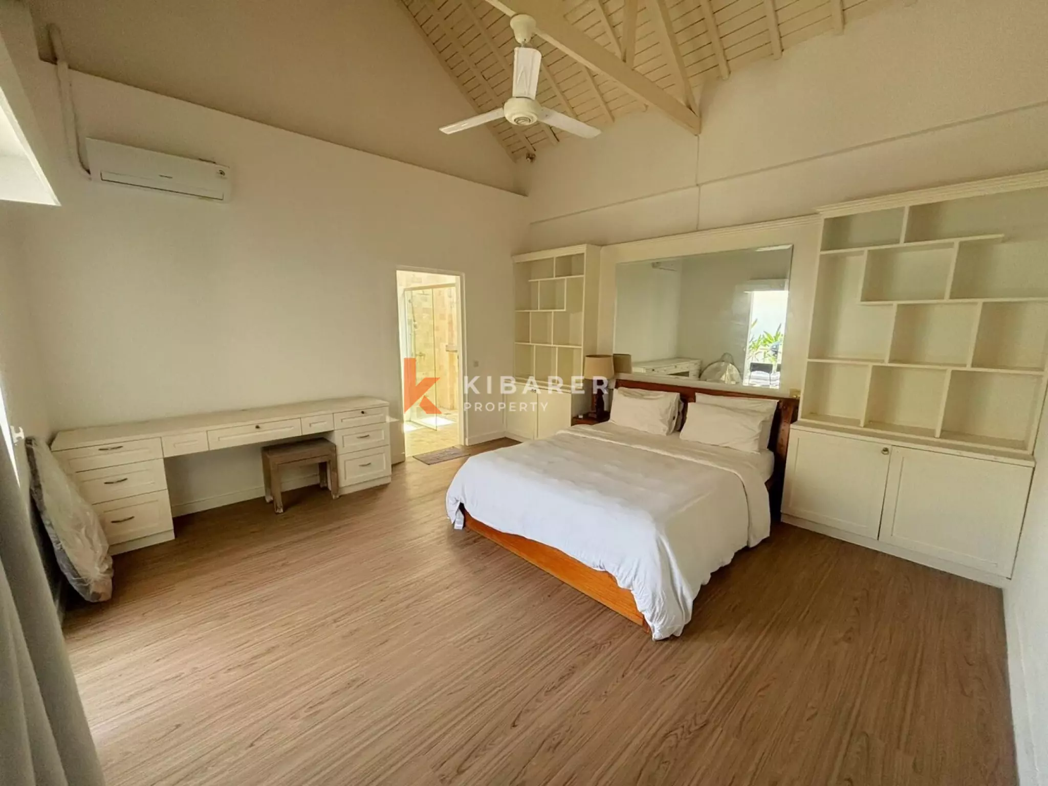 Villa élégante de quatre chambres à coucher, idéale pour la vie de famille à Berawa