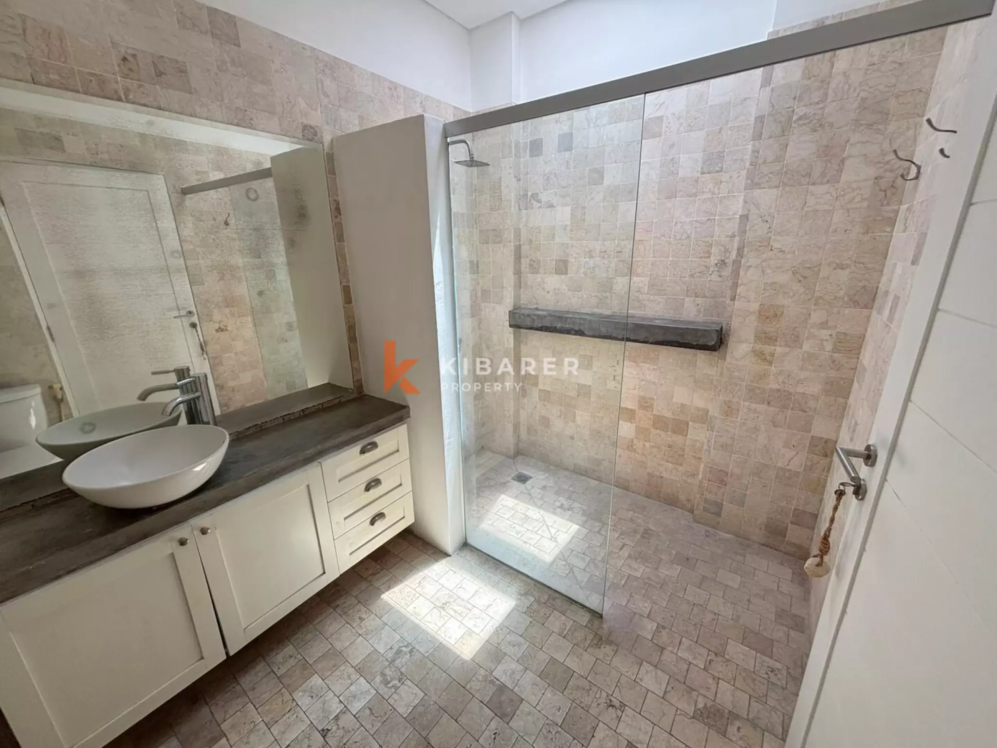 Villa élégante de quatre chambres à coucher, idéale pour la vie de famille à Berawa