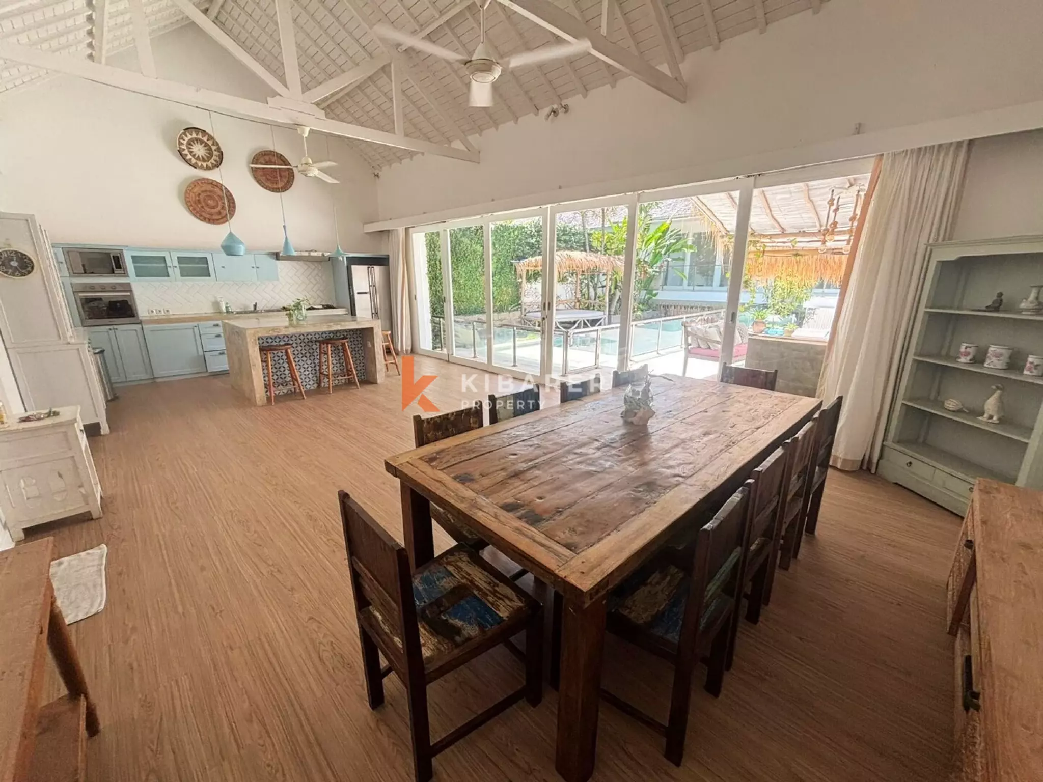 Villa élégante de quatre chambres à coucher, idéale pour la vie de famille à Berawa