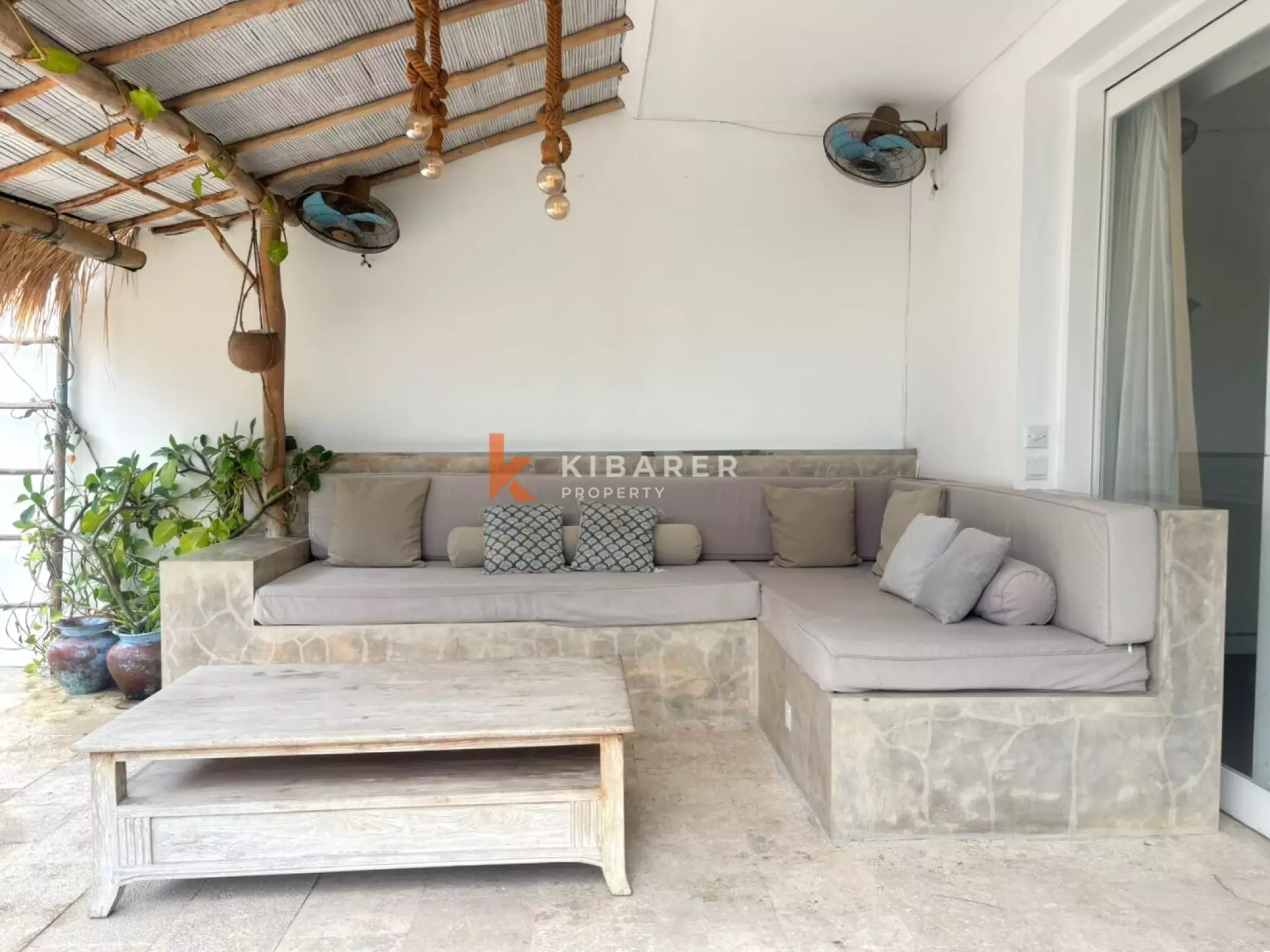 Villa élégante de quatre chambres à coucher, idéale pour la vie de famille à Berawa