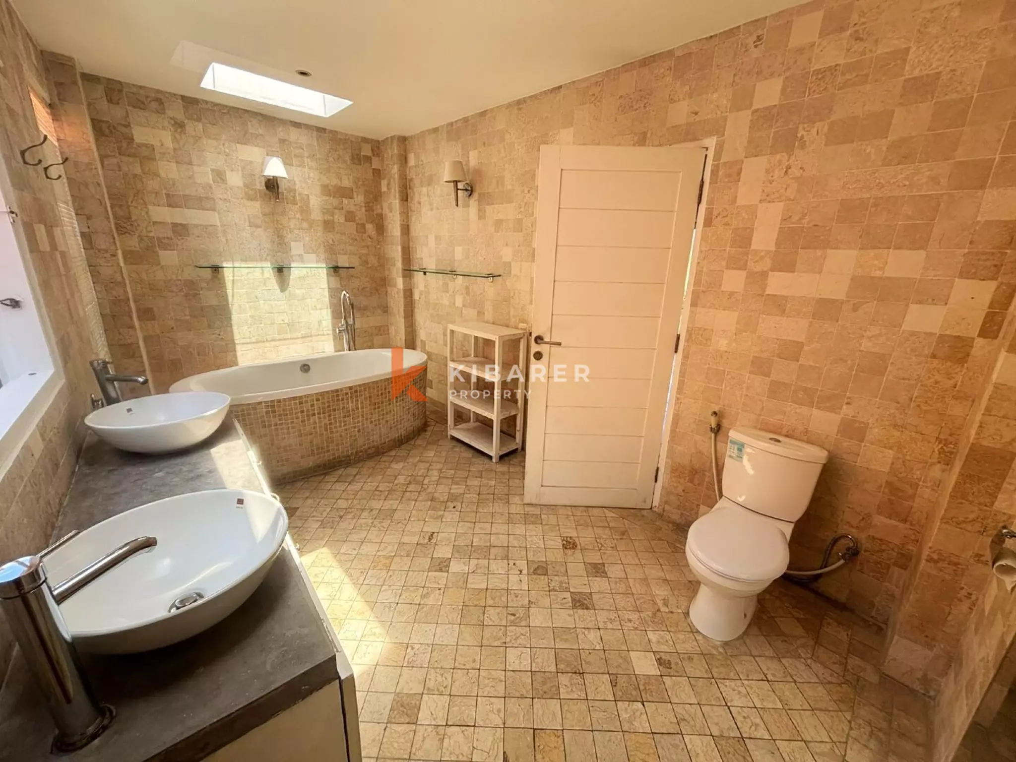 Villa élégante de quatre chambres à coucher, idéale pour la vie de famille à Berawa