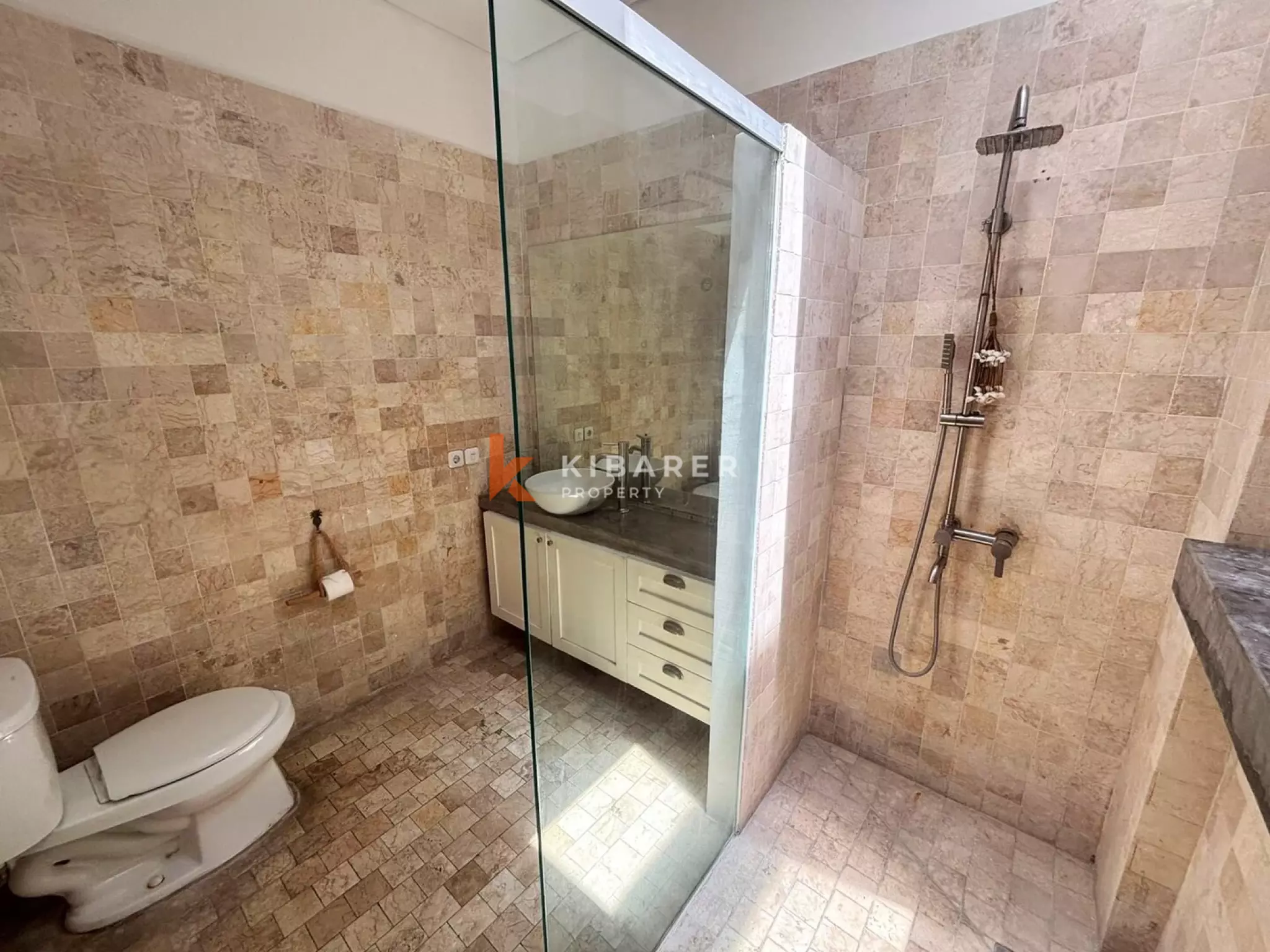 Villa élégante de quatre chambres à coucher, idéale pour la vie de famille à Berawa