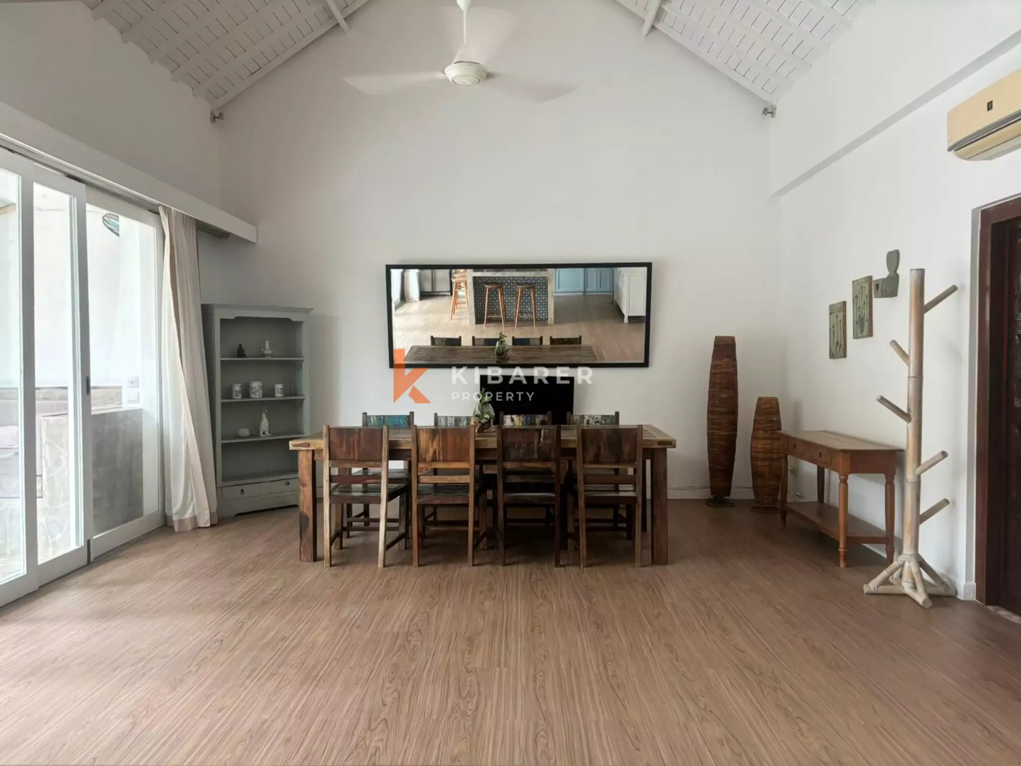 Villa élégante de quatre chambres à coucher, idéale pour la vie de famille à Berawa
