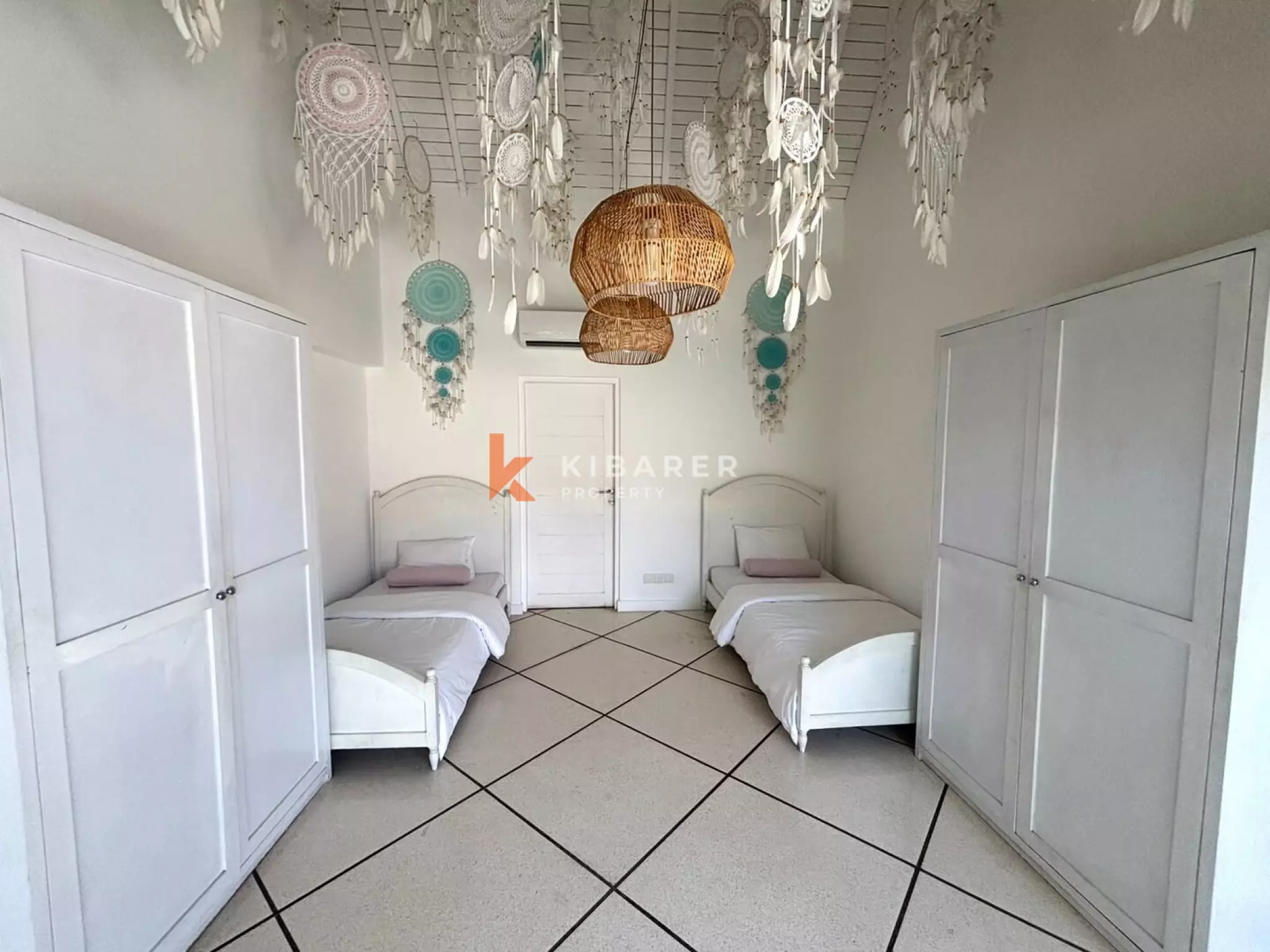 Villa élégante de quatre chambres à coucher, idéale pour la vie de famille à Berawa