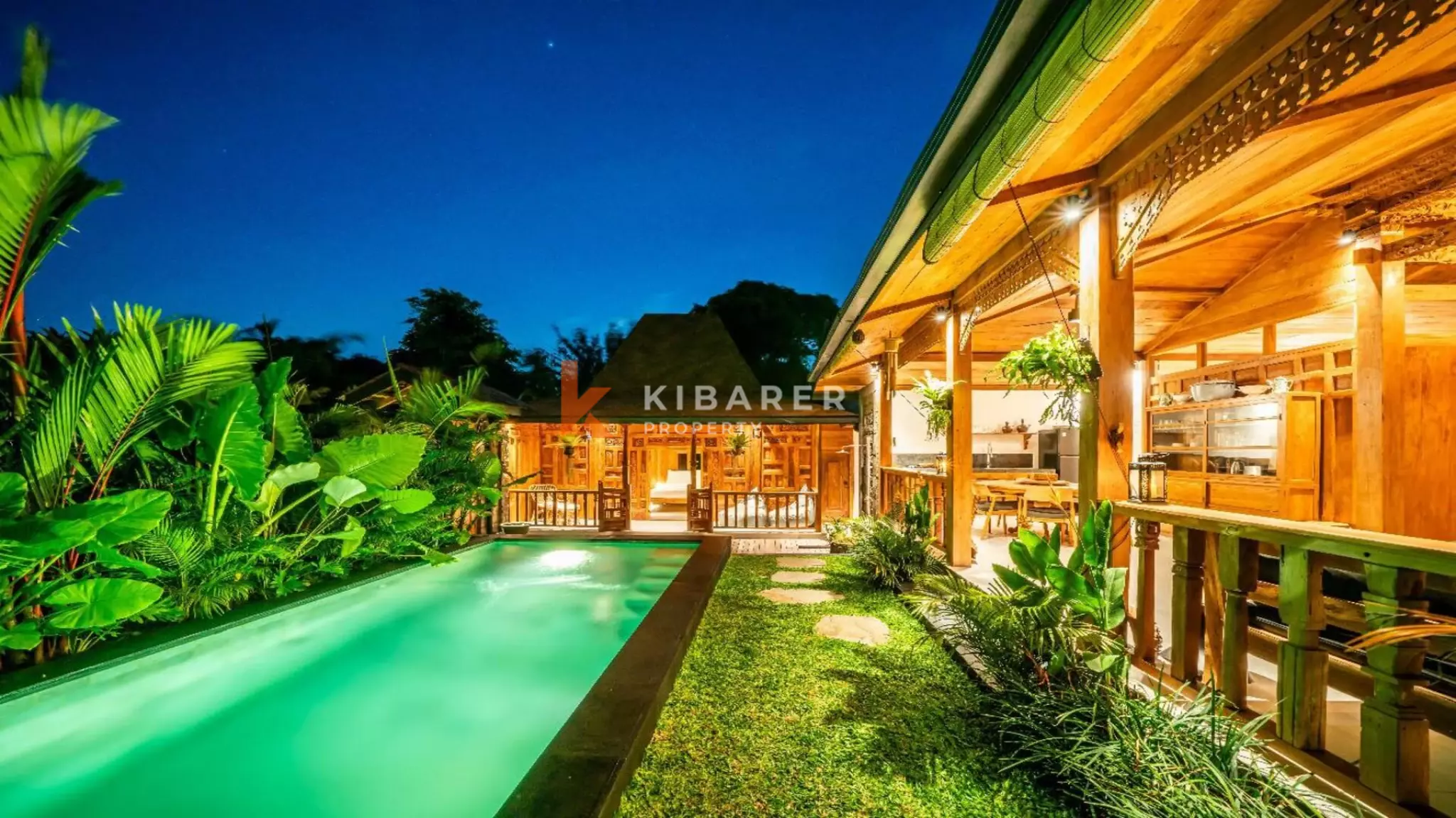 Villa de style Joglo flambant neuve de trois chambres avec salon ouvert à Canggu