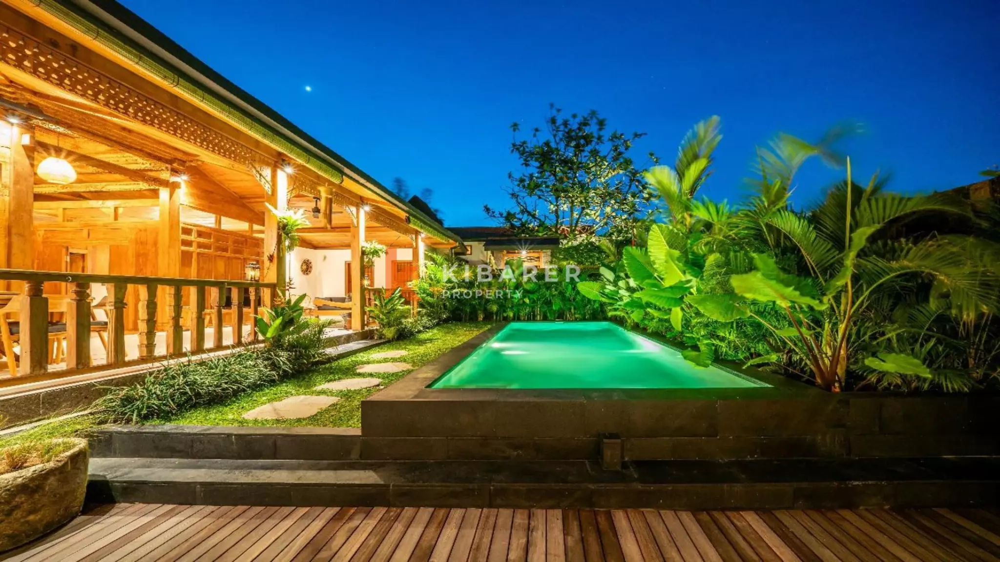 Villa de style Joglo flambant neuve de trois chambres avec salon ouvert à Canggu