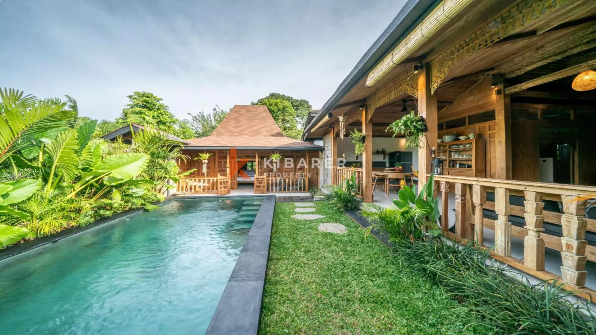 Villa de style Joglo flambant neuve de trois chambres avec salon ouvert à Canggu