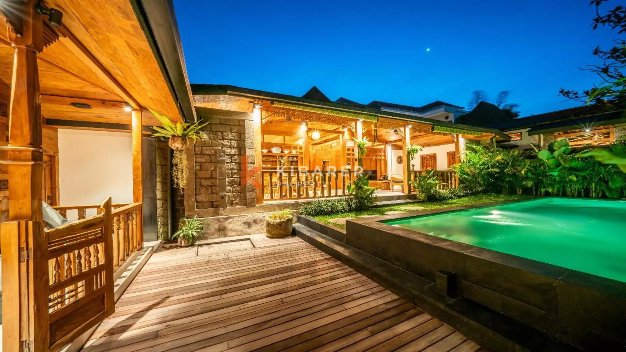 Villa de style Joglo flambant neuve de trois chambres avec salon ouvert à Canggu